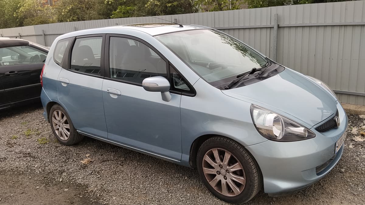 Перекраска Honda Jazz после солнечного ущерба -- капот, бампер и фары