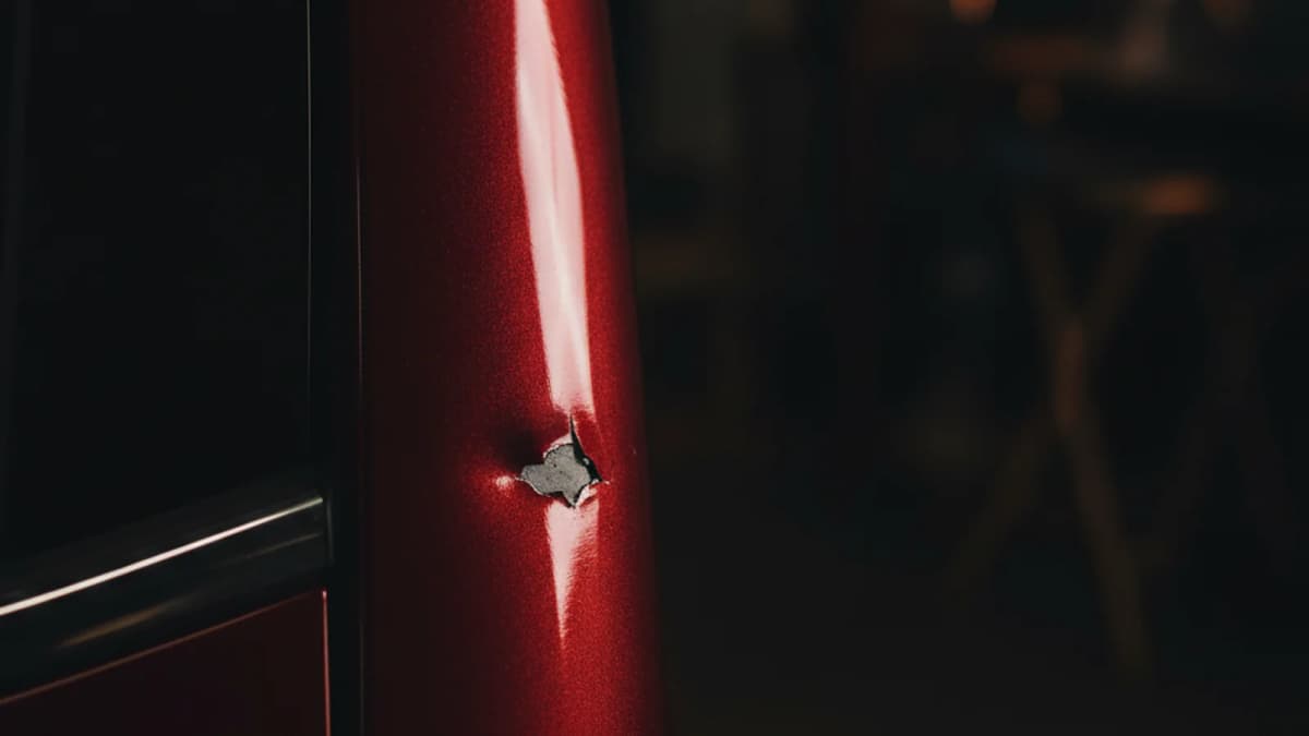 Крупный план стойки B Skoda Kodiaq в цвете Velvet Red Premium Metallic со сколом и вмятиной